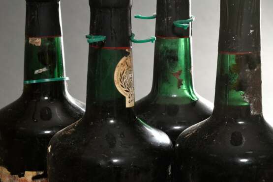 4 Flaschen Portwein, ohne Jahr, Ferreira Port, (AAF Prägung auf Glas), Tawny, Porto, rot, Abfüllung wohl in den 60er Jahre, nummeriert, Erzeuger Abfüllung, 0,75l, in, durchgehend gute Kellerlagerung, Etiketten und Kapseln beschädigt - Foto 6