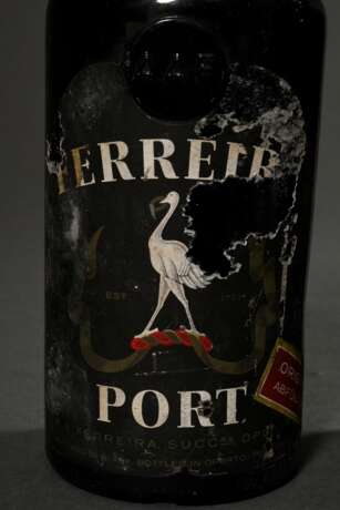 4 Flaschen Portwein, ohne Jahr, Ferreira Port, (AAF Prägung auf Glas), Tawny, Porto, rot, Abfüllung wohl in den 60er Jahre, Erzeuger Abfüllung, nummeriert, 0,75l, in, durchgehend gute Kellerlagerung, Etiketten und Kapseln beschädigt - photo 3