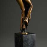 Bruni, Bruno (*1935) "La Vigna", Bronze patiniert, mit Korkenzieher auf schwarzem Marmorsockel, 692/750, sign./num., 23,5cm (m. Sockel), leichte Alters- und Gebrauchsspuren - photo 2