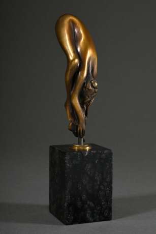 Bruni, Bruno (*1935) "La Vigna", Bronze patiniert, mit Korkenzieher auf schwarzem Marmorsockel, 692/750, sign./num., 23,5cm (m. Sockel), leichte Alters- und Gebrauchsspuren - фото 3