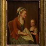 Paar Portraits eines unbekannten Künstlers des späten 18.Jh., "Mutter und Kind" und "Dame am Kaffeetisch", Öl/Holz, verso bez., 25,3x18,2/25,8x18,5cm (m.R. 33x26/32,6x26,2cm), Kratzer, Altersspuren - photo 2