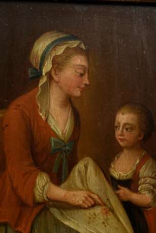 Paar Portraits eines unbekannten Künstlers des späten 18.Jh., "Mutter und Kind" und "Dame am Kaffeetisch", Öl/Holz, verso bez., 25,3x18,2/25,8x18,5cm (m.R. 33x26/32,6x26,2cm), Kratzer, Altersspuren - Foto 3