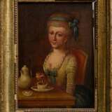 Paar Portraits eines unbekannten Künstlers des späten 18.Jh., "Mutter und Kind" und "Dame am Kaffeetisch", Öl/Holz, verso bez., 25,3x18,2/25,8x18,5cm (m.R. 33x26/32,6x26,2cm), Kratzer, Altersspuren - фото 5
