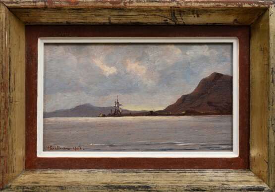Leitner, Heinrich (1842-1913) "Segler vor südlicher Küste" 1906, Öl/Holz, u.l. sign./dat., 13,5x22,5cm (m.R. 21,4x30,5cm) - Foto 2