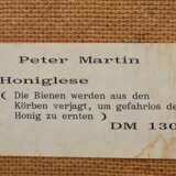 Peter, Martin (1959-2005) „Honiglese" (Die Bienen werden aus den Körben verjagt, um gefahrlos den Honig zu ernten), Acryl- und Lackfarben/Hartfaserplatte, u.l. sign., verso bez., 29,5x29,5cm (m.R. 30x30cm), min. Altersspuren - Foto 4