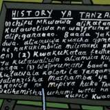 Charinda, Mohammed Wasia (1947-2021) „Dorfschule - History ya Tanzania“, Acryl- und Lackfarben/Hartfaserplatte/Malpappe, u.r. sign., 61x61cm (m.R. 63,5x63,5cm), min. Altersspuren - фото 2