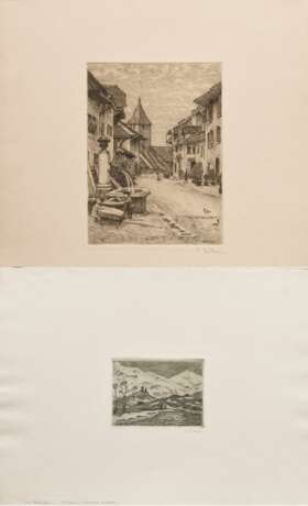 2 Eitner, Ernst (1867-1955) "Bei Hospental" und "Dorfstraße mit Brunnen", Radierungen, je u.r. sign., 1x u.r. i.d. Platte sign., PM 20,4x14,5/8,7x11,7cm, BM 34,3x33,7/30,3x40cm, min. fleckig, verso Montagereste - Foto 1