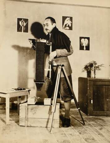 Koch, Fred (1904-1947) "Fotograf", Fotografie, verso bez. und gestempelt, Folkwang Verlag, 28,8x22,2cm, leichte Lagerungsspuren - фото 1