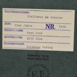 Koch, Fred (1904-1947) "Eisblumen am Fenster", Fotografie auf Karton montiert, verso bez. und gestempelt, Nr. 3404, Freundeskreis Ernst Fuhrmann, Folkwang Verlag, 17,5x12,4cm (40x30cm), leichte Lagerungsspuren - photo 3