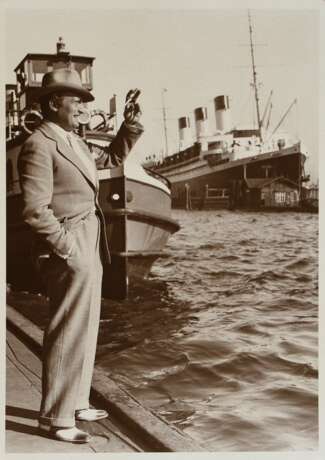Schorer, Joseph (1894-1946) "Hans Albers, Schiff Europa", Fotografie auf Karton montiert, bez., verso gestempelt und Klebeetikett, 17,8x12,7cm (35x25cm), leichte Altersspuren - photo 1