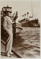Schorer, Joseph (1894-1946) &quot;Hans Albers, Schiff Europa&quot;, Fotografie auf Karton montiert, bez., verso gestempelt und Klebeetikett, 17,8x12,7cm (35x25cm), leichte Altersspuren
