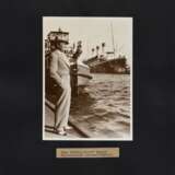 Schorer, Joseph (1894-1946) "Hans Albers, Schiff Europa", Fotografie auf Karton montiert, bez., verso gestempelt und Klebeetikett, 17,8x12,7cm (35x25cm), leichte Altersspuren - photo 2