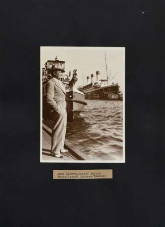 Schorer, Joseph (1894-1946) "Hans Albers, Schiff Europa", Fotografie auf Karton montiert, bez., verso gestempelt und Klebeetikett, 17,8x12,7cm (35x25cm), leichte Altersspuren - photo 2