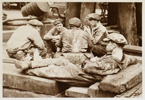 3 Schorer, Joseph (1894-1946) "Schauermänner und 'Kraft durch Freude'", Fotografien auf Karton montiert, je bez., verso gestempelt und Klebeetikett, 17,8x12,7cm (35x25cm), leichte Altersspuren - Foto 2