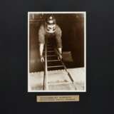 3 Schorer, Joseph (1894-1946) "Schauermänner und 'Kraft durch Freude'", Fotografien auf Karton montiert, je bez., verso gestempelt und Klebeetikett, 17,8x12,7cm (35x25cm), leichte Altersspuren - photo 7