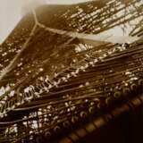 Thalemann, Else (1901-1985) "Reiseimpressionen, Eiffelturm", Fotografie auf Karton montiert, verso bez. und gestempelt, Freundeskreis Ernst Fuhrmann, Folkwang Verlag, 28,2x22,2cm (53,5x42,5cm), leichte Lagerungsspuren - Foto 1