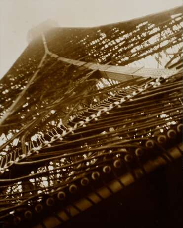 Thalemann, Else (1901-1985) "Reiseimpressionen, Eiffelturm", Fotografie auf Karton montiert, verso bez. und gestempelt, Freundeskreis Ernst Fuhrmann, Folkwang Verlag, 28,2x22,2cm (53,5x42,5cm), leichte Lagerungsspuren - фото 1