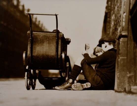 2 Thalemann, Else (1901-1985) "Reiseimpressionen, Warten", Fotografien auf Karton montiert, verso bez. und gestempelt, Freundeskreis Ernst Fuhrmann, Folkwang Verlag, 21,2x27cm (42,5x53,5cm), leichte Lagerungsspuren - фото 3