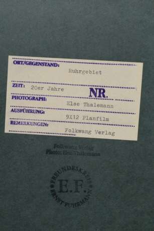 Thalemann, Else (1901-1985) "Ruhrgebiet", Fotografie auf Karton montiert, verso bez. und gestempelt, Freundeskreis Ernst Fuhrmann, Folkwang Verlag, 28,2x22,2cm (53,5x42,5cm), leichte Lagerungsspuren - photo 2