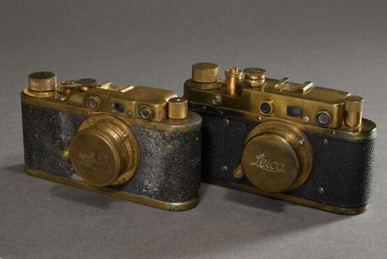 2 Diverse Leica Kleinbildkameras, Reproduktionen der sog. "Gold Leicas", wohl Russland 1. Hälfte 20. Jh., je ca. 15x10x5cm, in Lederhüllen, Linsen klar, Funktion ungeprüft, reinigungsbedürftig, diverse Alters- und Gebrauchsspuren - photo 1