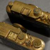 2 Diverse Leica Kleinbildkameras, Reproduktionen der sog. "Gold Leicas", wohl Russland 1. Hälfte 20. Jh., je ca. 15x10x5cm, in Lederhüllen, Linsen klar, Funktion ungeprüft, reinigungsbedürftig, diverse Alters- und Gebrauchsspuren - фото 3
