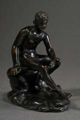 Grand Tour Souvenir &amp;quot;Ruhender Hermes&amp;quot;, um 1900, Bronze dunkel patiniert, H. 11cm, berieben, Kratzer