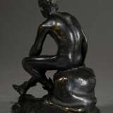 Grand Tour Souvenir "Ruhender Hermes", um 1900, Bronze dunkel patiniert, H. 11cm, berieben, Kratzer - photo 2