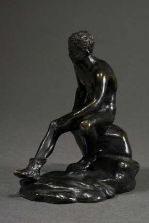 Grand Tour Souvenir "Ruhender Hermes", um 1900, Bronze dunkel patiniert, H. 11cm, berieben, Kratzer - photo 3