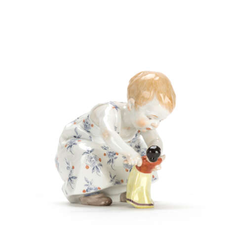 Meissen Hentschelkind 'Hockendes Kind mit einer Puppe in den Händen' - Foto 1