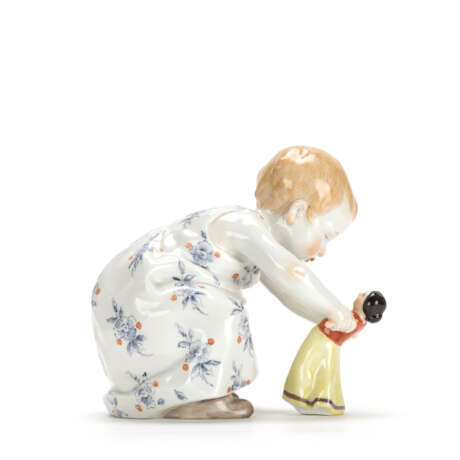 Meissen Hentschelkind 'Hockendes Kind mit einer Puppe in den Händen' - photo 4