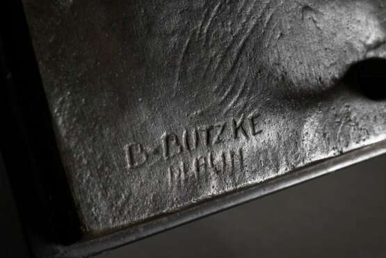 Butzke, Bernhard (1867-1952) "Reh mit Kitz", Bronze, dunkel patiniert, Plinthe sign./bez., Bildgiesserei Kraas/Berlin, auf Marmorsockel, H. 28cm, min. berieben - photo 3