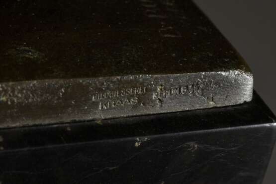 Butzke, Bernhard (1867-1952) "Reh mit Kitz", Bronze, dunkel patiniert, Plinthe sign./bez., Bildgiesserei Kraas/Berlin, auf Marmorsockel, H. 28cm, min. berieben - Foto 4