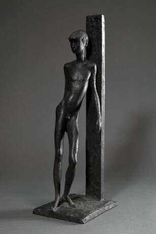 Pasch, Clemens (1910-1985) "Sich anlehnender Knabe", 1953, Bronze, WVZ 032, Auflage 20, auf der Plinthe sign., H. 54,4cm - фото 1