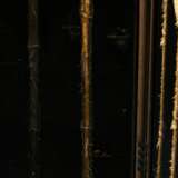 Großer vierteiliger Paravent mit naturalistischer Seidenstickerei „Sieben Höckergänse hinter Bambusgittern“ auf schwarzer Seide in schlichten Lack Rahmen gespannt, Japan um 1900, 171x268cm, partiell Fäden lose, min. defekt - Foto 4