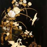 Japanisches Lack Paneel mit fein geschnitzten Bein- und Perlmuttreliefs auf Goldmalerei „Kraniche am Gewässer“, Meiji Periode, um 1880, 106,5x48cm, kleine Fehlstellen - photo 1