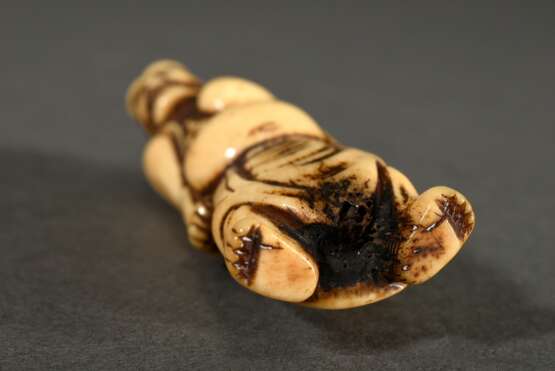 Hirschhorn Netsuke "Grimmig schauender Tempelwächter Nio", glänzende Patina, H. 7,6cm, Provenienz: Norddeutsche Sammlung - Foto 5