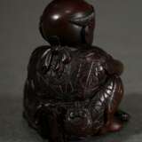 Buchsbaum Netsuke "Karako mit Hund", Augen in hellem Horn, Himotoshi eingefasst mit grün gefärbtem Hirschhorn, detailreich geschnitzt, sign.: Tokoku im Rotlacksiegel, H. 3,3cm, Provenienz: Norddeutsche Sammlung - photo 3