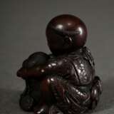 Buchsbaum Netsuke "Karako mit Hund", Augen in hellem Horn, Himotoshi eingefasst mit grün gefärbtem Hirschhorn, detailreich geschnitzt, sign.: Tokoku im Rotlacksiegel, H. 3,3cm, Provenienz: Norddeutsche Sammlung - photo 4