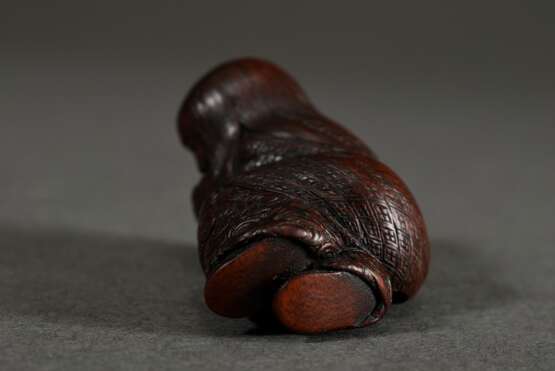 Kirschholz Netsuke "Schlafender Shojo", fein geschnitzt, schöne Gebrauchspatina, sign. in ukibori: Tadatoshi, L. 4,3cm, Provenienz: Norddeutsche Sammlung - photo 3