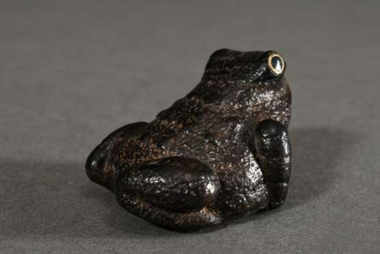 Ebenholz Netsuke "Großer, kräftiger Frosch" mit aus Messing und schwarzem Horn doppelt eingelegten Augen, kleines und großes Himotoshi, L. 4,8cm, Provenienz: Norddeutsche Sammlung - photo 2