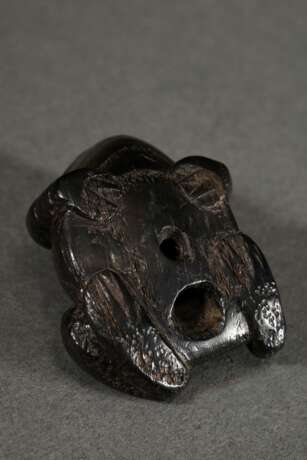 Ebenholz Netsuke "Großer, kräftiger Frosch" mit aus Messing und schwarzem Horn doppelt eingelegten Augen, kleines und großes Himotoshi, L. 4,8cm, Provenienz: Norddeutsche Sammlung - photo 5