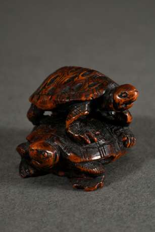 Buchsbaum Netsuke "Zwei aufeinander stehende Schildkröten", fein geschnitzte Details, kräftig eingefärbt, sign. Masatomo, 2,5x4,5cm, Provenienz: Norddeutsche Sammlung - photo 1