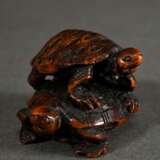 Buchsbaum Netsuke "Zwei aufeinander stehende Schildkröten", fein geschnitzte Details, kräftig eingefärbt, sign. Masatomo, 2,5x4,5cm, Provenienz: Norddeutsche Sammlung - photo 1