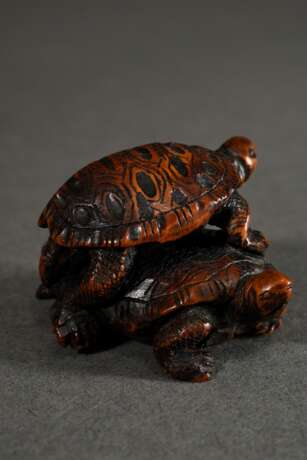 Buchsbaum Netsuke "Zwei aufeinander stehende Schildkröten", fein geschnitzte Details, kräftig eingefärbt, sign. Masatomo, 2,5x4,5cm, Provenienz: Norddeutsche Sammlung - photo 2