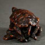 Buchsbaum Netsuke "Zwei aufeinander stehende Schildkröten", fein geschnitzte Details, kräftig eingefärbt, sign. Masatomo, 2,5x4,5cm, Provenienz: Norddeutsche Sammlung - photo 3