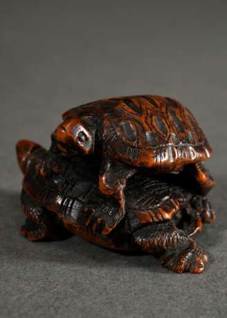 Buchsbaum Netsuke "Zwei aufeinander stehende Schildkröten", fein geschnitzte Details, kräftig eingefärbt, sign. Masatomo, 2,5x4,5cm, Provenienz: Norddeutsche Sammlung - photo 4