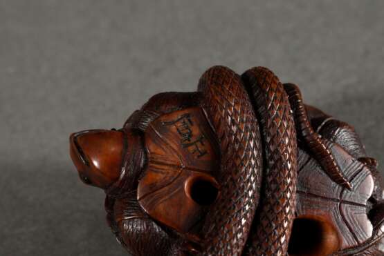 Buchsbaum Netsuke "Schildkröte mit Schlange", mit in schwarzem Horn eingelegten Augen der Schildkröte, fein geschnitzt, großes und kleines Himotoshi, sign. Masanao, 2,6x5,0cm, Provenienz: Norddeutsche Sammlung - photo 7