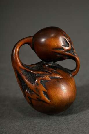 Buchsbaum Netsuke "Kleine und große Aubergine", mit einer Wespe aus Hirschhorn in die große Aubergine eingearbeitet, Stiele bilden ein natürliches Himotoshi, Stielansätze zur Frucht punziert, schöne glänzende Patina, sign. Toyomasa, H… - Foto 2