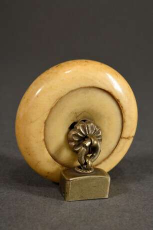 Elfenbein Kagamibuta Netsuke mit Shakudo Platte "Phönix", etw. def., Japan, Meiji Periode, um 1900 (Ø 4,5cm), Provenienz: Hans Adolf Ernst Eduard von Winterfeld (1862-1951), Hauptmann im 6. Ostasiatischen Infanterie-Regiment, erworben 190… - фото 2