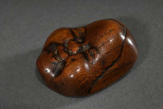 Masken Netsuke "Okame", Holz, schöne Alterspatina, 19.Jh., 5x4cm, Gebrauchsspuren - photo 2